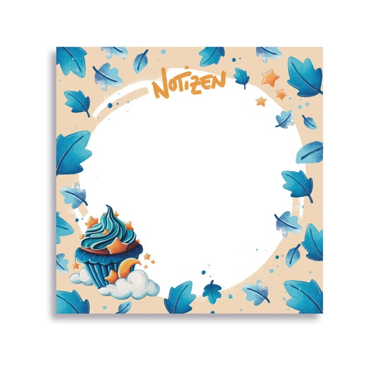 Großer quadratischer Notizblock mit verträumtem Cupcake und magischen blauen Blättern vor hellbraunem Hintergrund aus dem Farbheldin-Shop