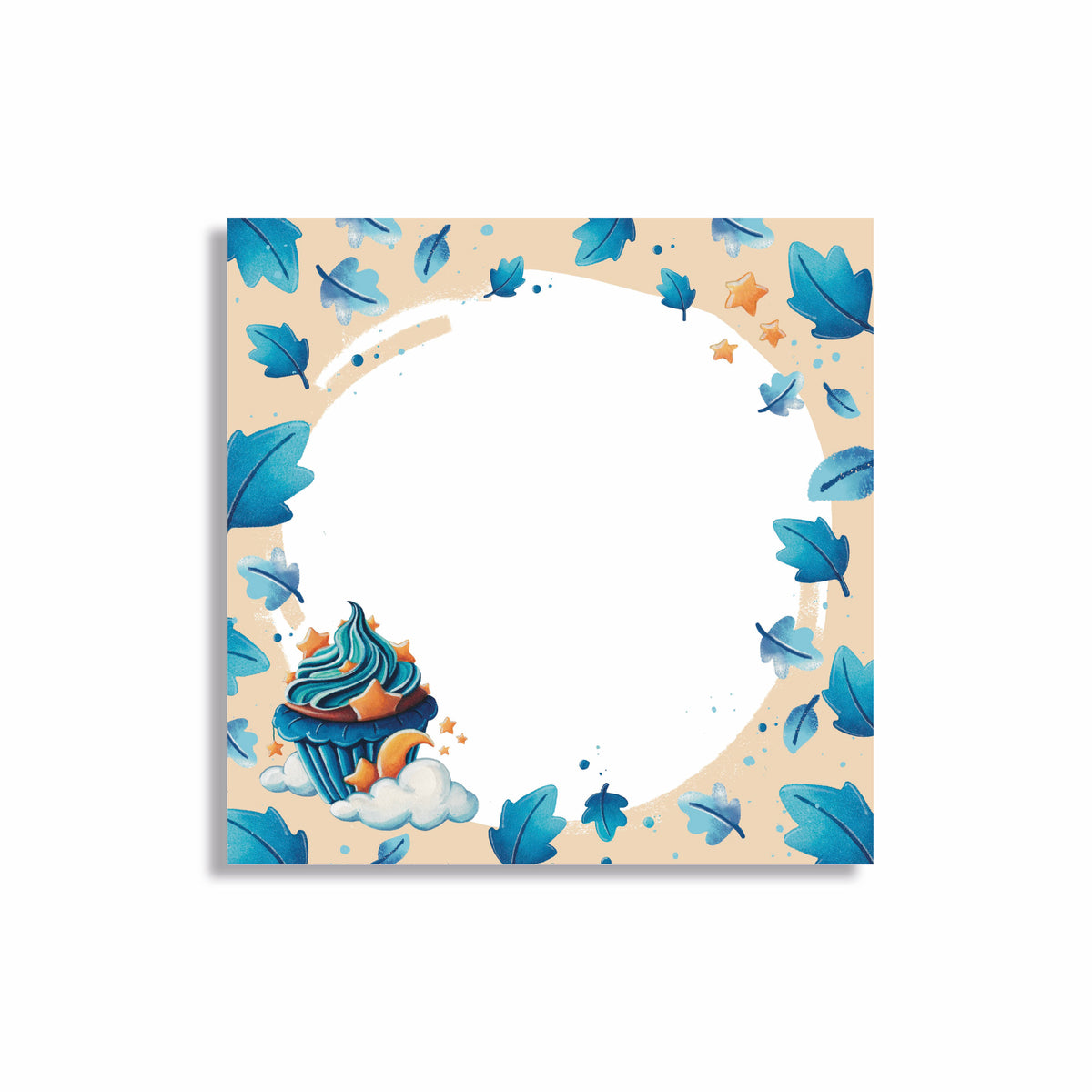 Kleiner Miniblock mit himmlischem Aquarell-Cupcake und magischen blauen Blättern vor einem hell-beigen Hintergrund