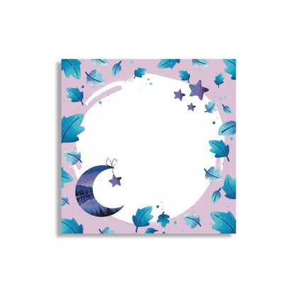 Kleiner Miniblock mit Sichelmond und magischen blauen Blättern vor lila-rosa Hintergrund