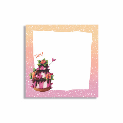 Quadratischer rosa Notizblock mit mehrstöckiger Torte und Herzchen vor weißem Hintergrund 
