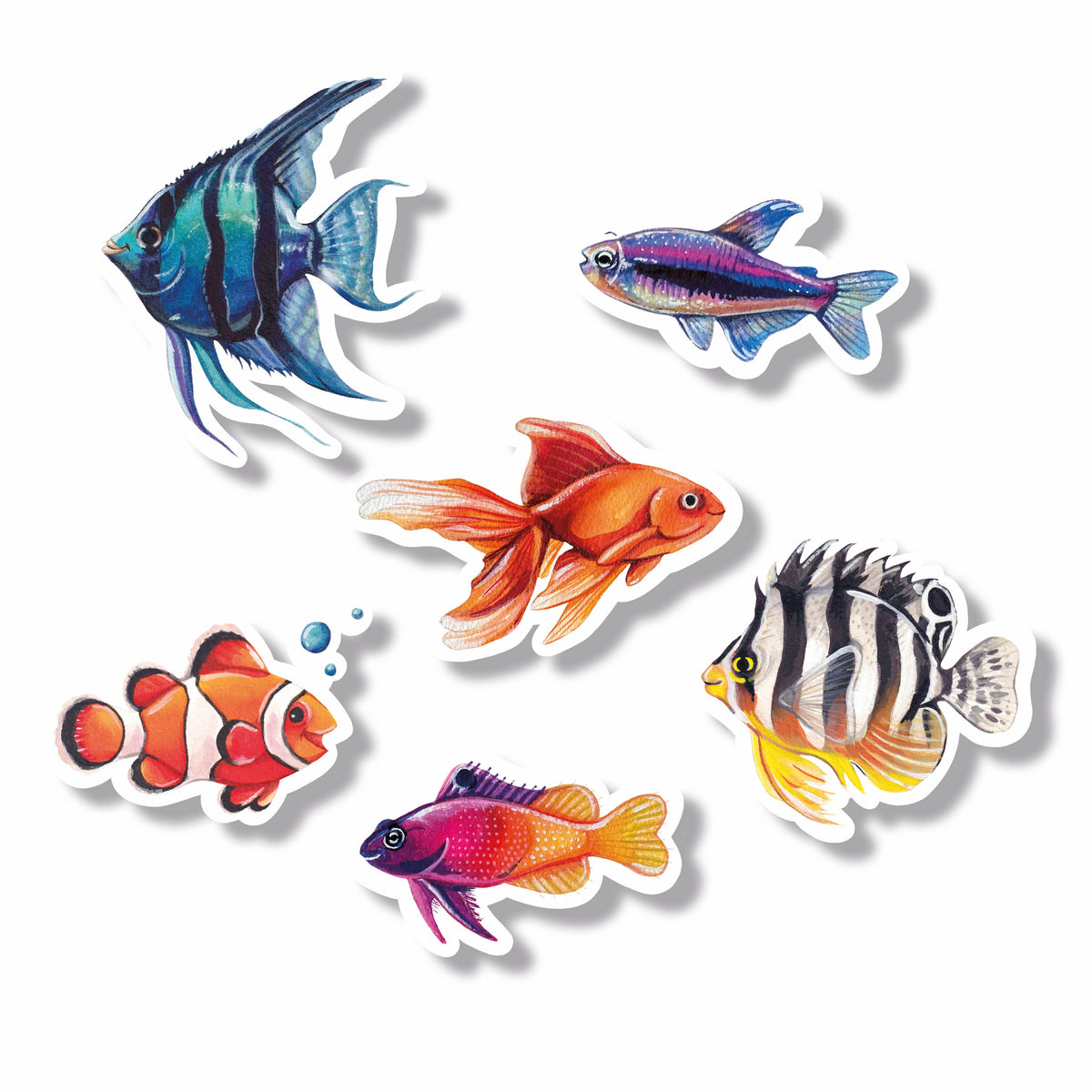 Set aus 6 Glitzerstickern mit bunten Fischen als Motiv, freigestellt vor weißem Hintergrund 