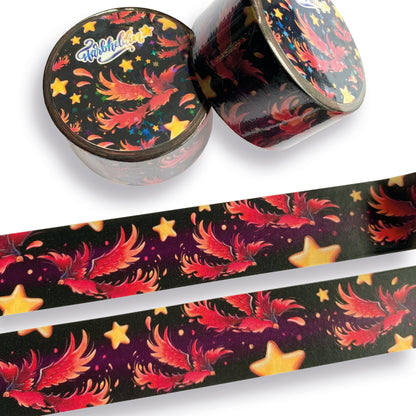 Breites Washi Tape mit Phönix für Bastel- und DIY-Projekte oder als Masking Tape für Malerei, dargestellt als Rolle und entrollt vor weißem Hintergrund 